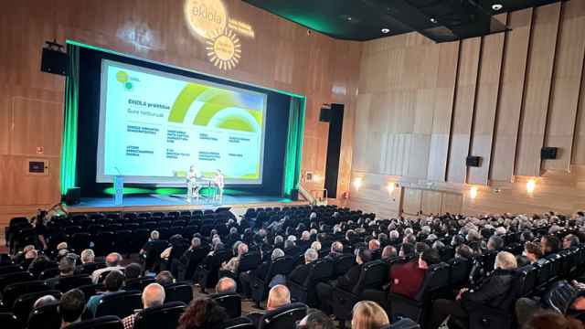 Una de las asambleas para iniciar un proyecto fotovoltaico de Ekiola / X