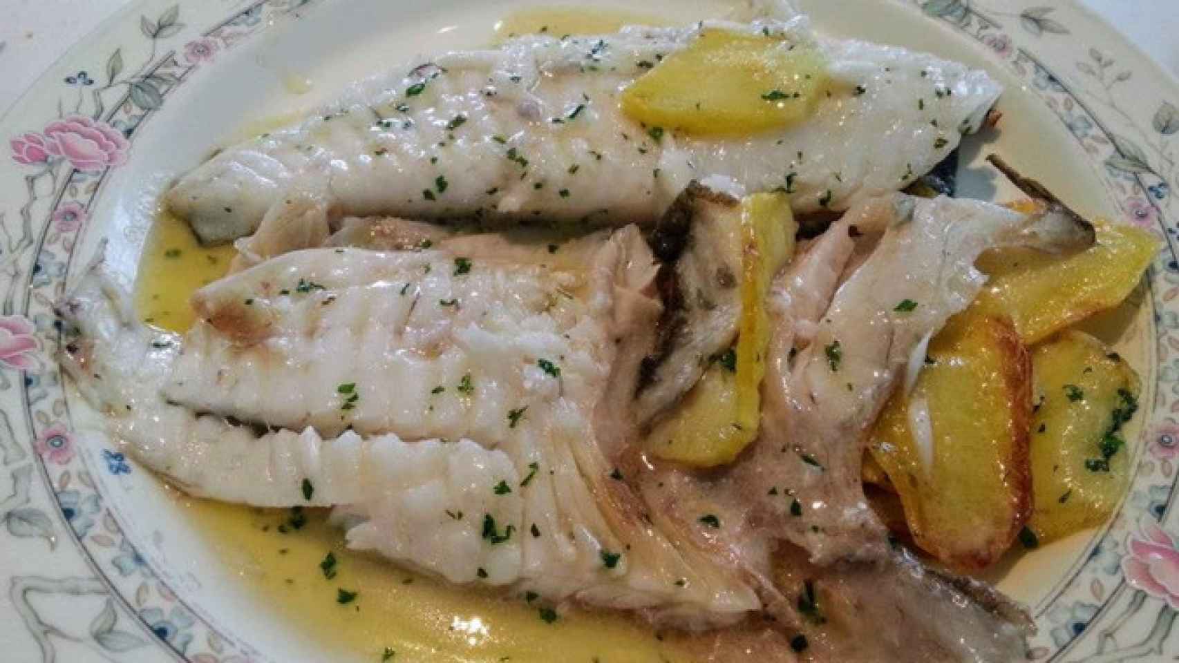 Besugo a la brasa con patatas.
