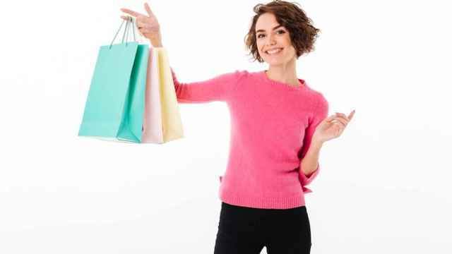 Mujer con bolsas de papel de diferentes colores