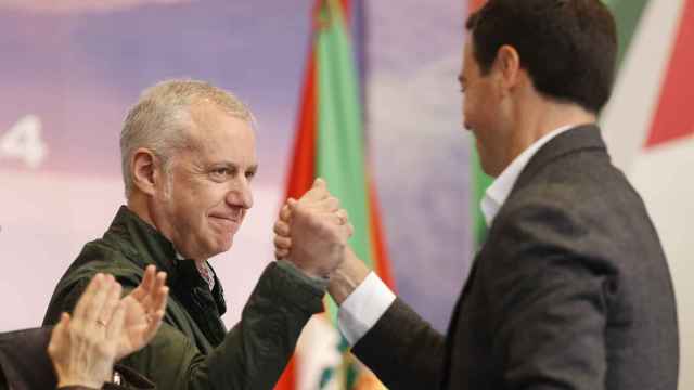 Iñigo Urkullu se saluda con Imanol Pradales este domingo en Bilbao.