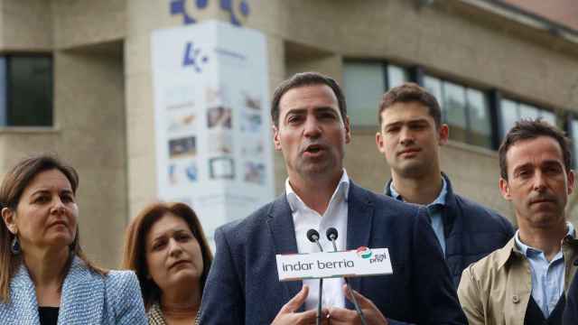 Imanol Pradales y otros cargos del PNV este martes junto a un centro de Osakidetza.