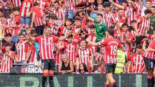 Guruzeta celebra junto a la afición uno de los goles que ha anotado esta temporada en competición liguera.