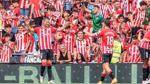 Guruzeta celebra junto a De Marcos uno de los goles que ha anotado esta temporada en competición liguera.