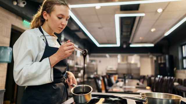 Zona de trabajo en la cocina de un restaurante