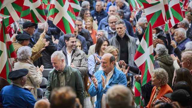 El lehendakari, Iñigo Urkullu, y el presidente del EBB del PNV, Andoni Ortuzar, acompañan al candidato jeltzale a las elecciones del 21-A, Imanol Pradales / PNV