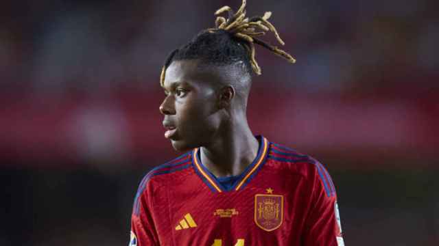 Nico Williams, delantero del Athletic Club, porta la camiseta de La Roja.