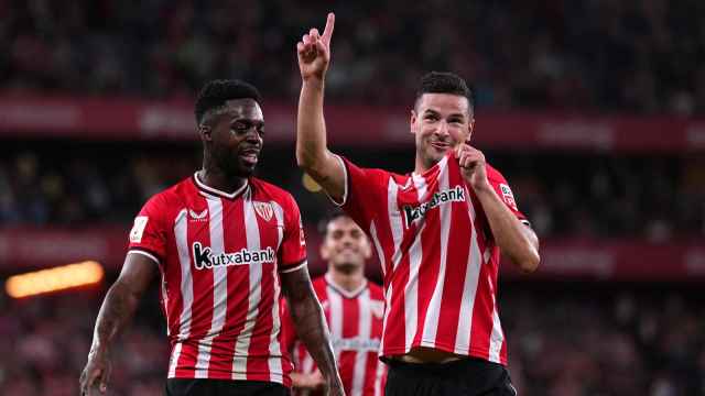 Los jugadores del Athletic Club Iñaki Williams y Gorka Guruzeta celebran su victoria ante el Alavés.