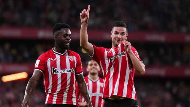 Los jugadores del Athletic Club Iñaki Williams y Gorka Guruzeta celebran su victoria ante el Alavés.