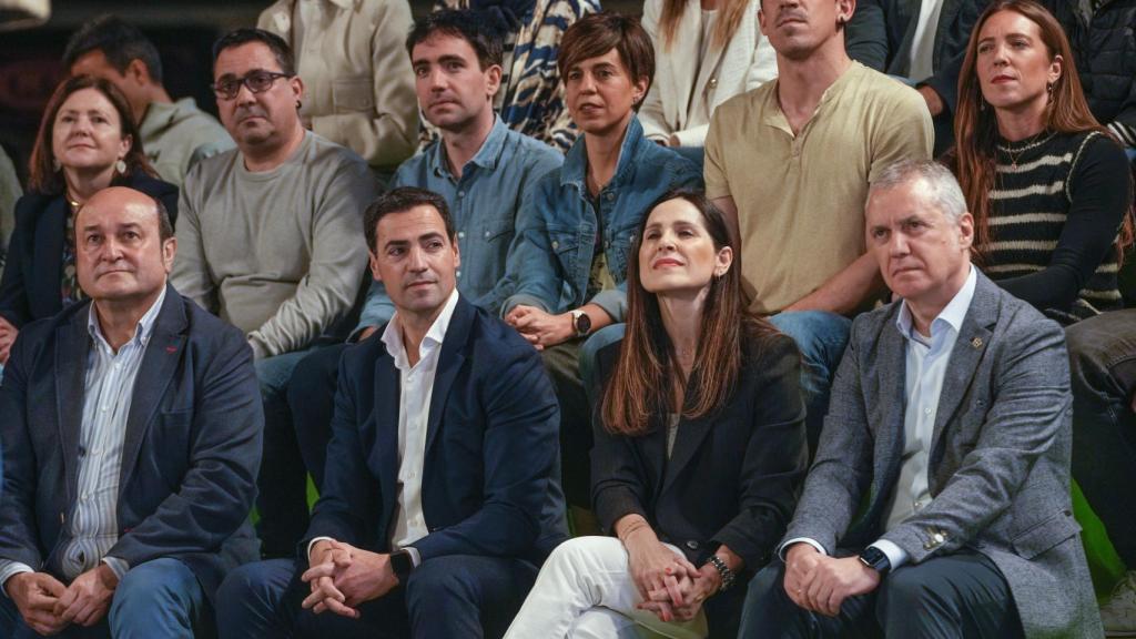 Los principales líderes del PNV durante su inicio de campaña en Vitoria.