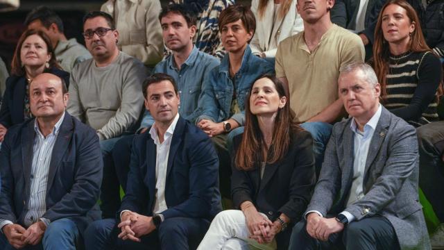 Los principales líderes del PNV durante su inicio de campaña en Vitoria.