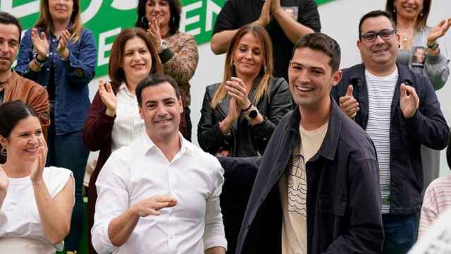 El candidato del PNV a lehendakari, Imanol Pradales, junto al cabeza de lista por Álava, Joseba Díez