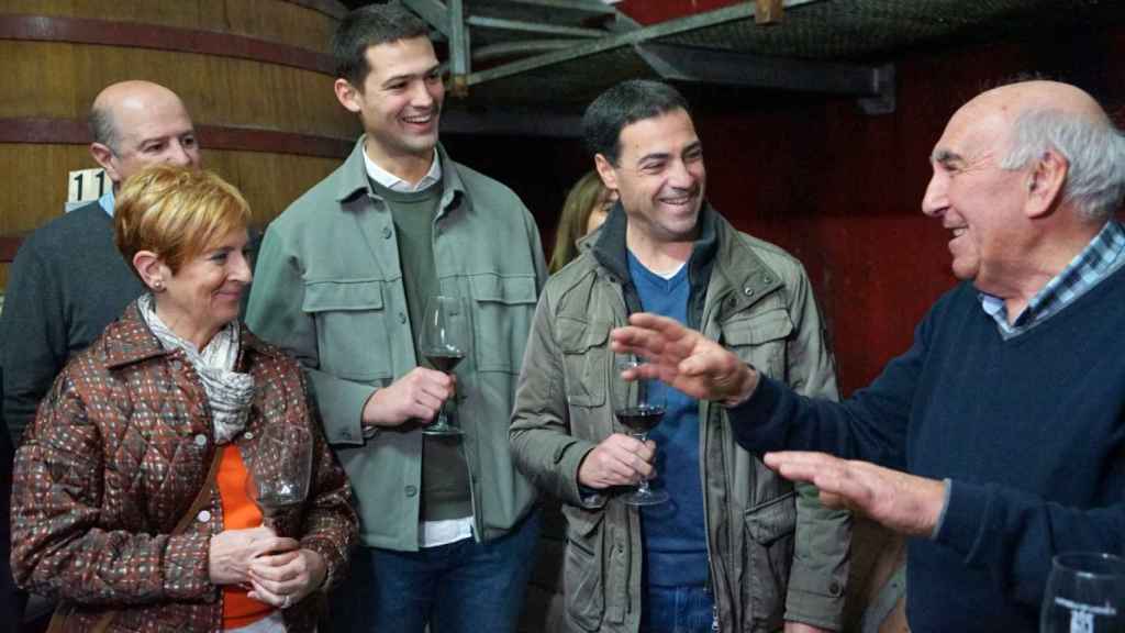 Arantxa Tapia, con Pradales y Díez Antxustegi