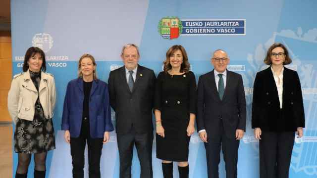 Los consejeros Azpiazu y Garamendi junto a Eider Mendoza, Elixabete Etxanobe y Ramiro González, y Esther Apraiz, de Eudel / Irekia