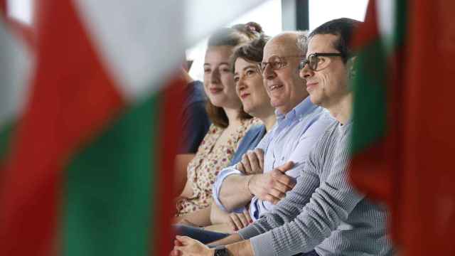 El candidato a lehendakari de EH Bildu, Pello Otxandiano, en un acto en Donostia junto a Juan Carlos Izagirre.