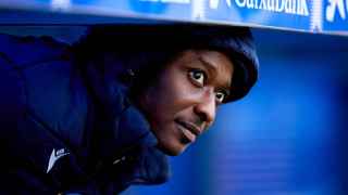 Sadiq Umar, en el banquillo de Mendizorroza durante el encuentro de la Real ante el Alavés.