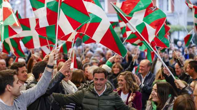 El candidato del PNV a lehendakari, Imanol Pradales , participa en un mitin en Barakaldo, este martes/ EFE/Luis Tejido