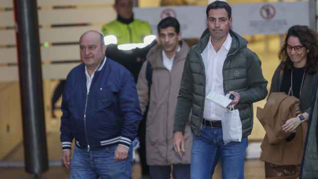 El candidato del PNV a lehendakari, Imanol Pradales , abandona el Hospital de Cruces