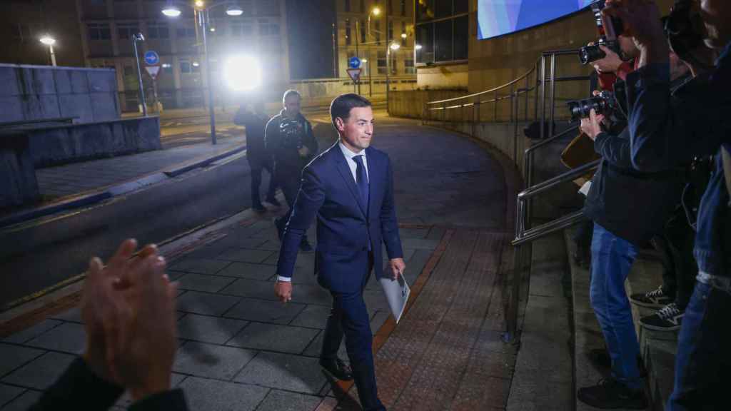 El candidato a lehendakari por el PNV, Imanol Pradales, llega al debate electoral de ETB tras salir del hospital de Barakaldo, donde ha sido atendido tras ser atacado con gas pimienta / Miguel Toña - EFE