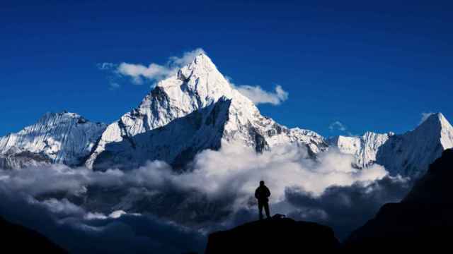 Silueta de un hombre en el monte Everest.