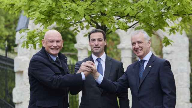 El candidato a lehendakari del PNV, Imanol Pradales, ha sido arropado este jueves por los lehendakaris Juan José Ibarretxe e Iñigo Urkullu / EAJ-PNV