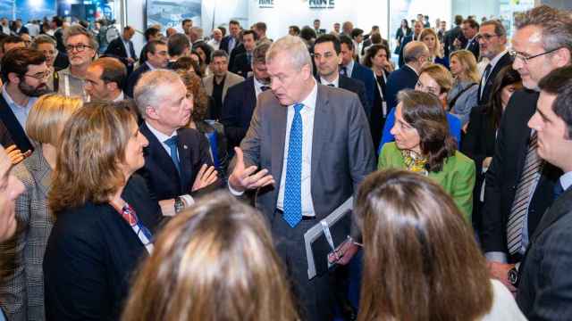 Jochen Eickholt, CEO de Siemens Gamesa, conversa con Iñigo Urkullu y la ministra Teresa Ribera / X