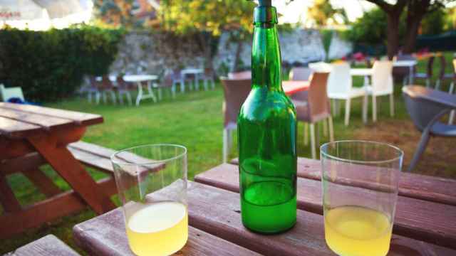 Una botella de sidra en un restaurante.