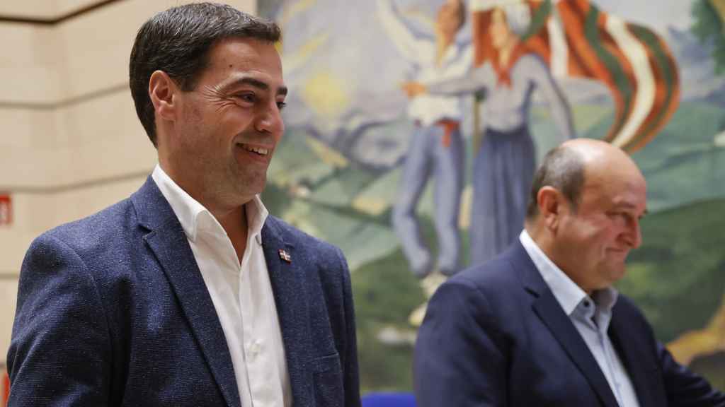El candidato a lehendakari del PNV, Imanol Pradales junto al presidente del partido Andoni Ortuzar en Sabin Etxea tras conocer los resultados del 21-A / Luis Tejido - EFE