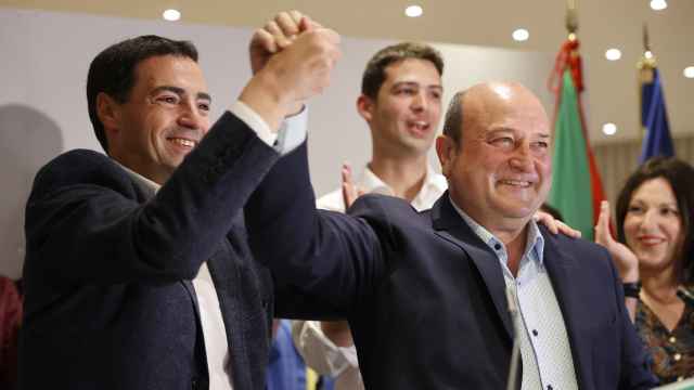 El candidato a lehendakari del PNV, Imanol Pradales (i), y el presidente del PNV Andoni Ortuzar (d)