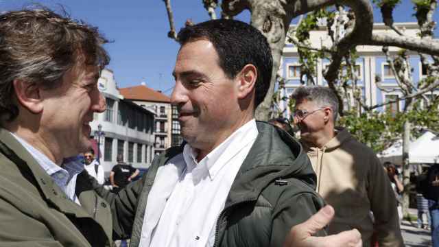 Los candidatos de PNV, Imanol Pradales, y del PSOE, Eneko Andueza, se saludan durante la jornada de reflexión previa a las eleccione / Luis Tejido - EFE