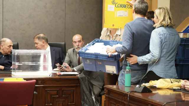 Varias personas durante el recuento del voto CERA en el Palacio de Justicia de Bilbao / H.Bilbao - Europa Press