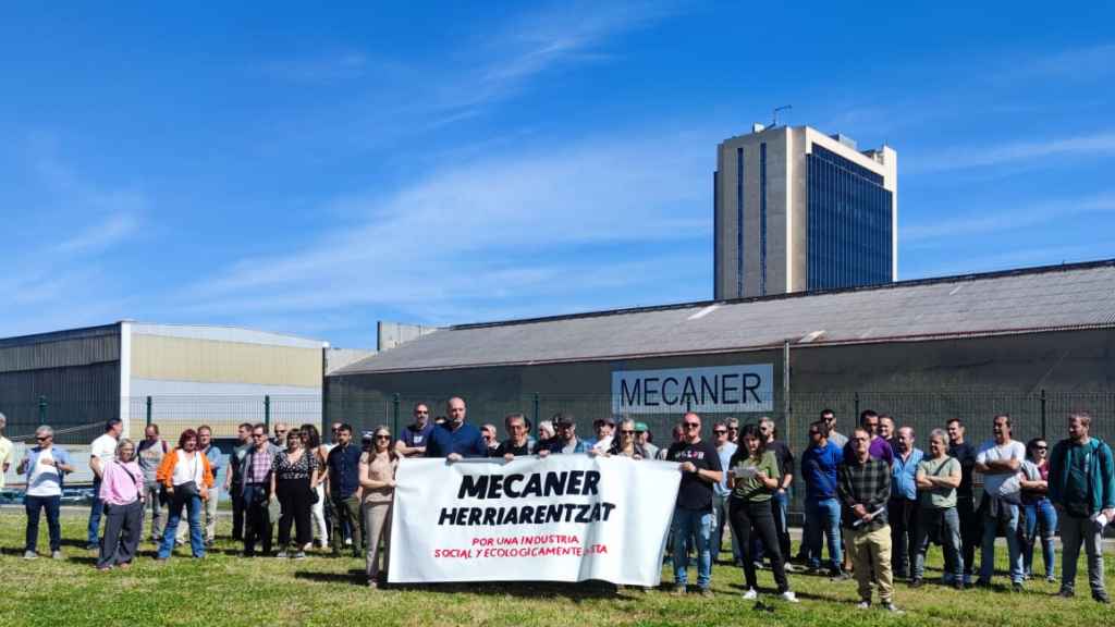 Trabajadores de Mecaner frente a las instalaciones