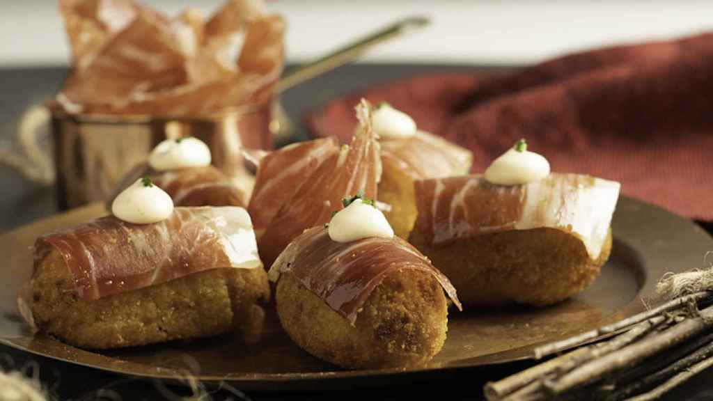 Unas croquetas con jamón serrano por encima.