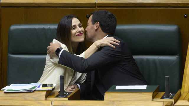 El candidato a lehendakari, Imanol Pradales, felicita a Bakartxo Tejería al ser nombrada, de nuevo, Presidenta del Parlamento vasco en la nueva legislatura / ADRIAN RUIZ HIERRO - EFE
