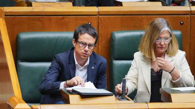 El candidato a lehendakari el 21-A y presidente del grupo parlamentario, Pello Otxandiano, y la portavoz en la Cámara vasca, Nerea Kortajarena / Iñaki Berasaluce - Europa Press