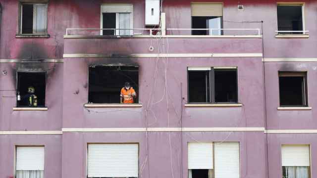 Cinco personas han resultados heridas, una por quemaduras en los brazos, en un incendio desatado esta mañana en un edificio del barrio de Artike, en Bermeo (Bizkaia), según ha informado el departamento vasco de Seguridad. EFE/ Miguel Toña