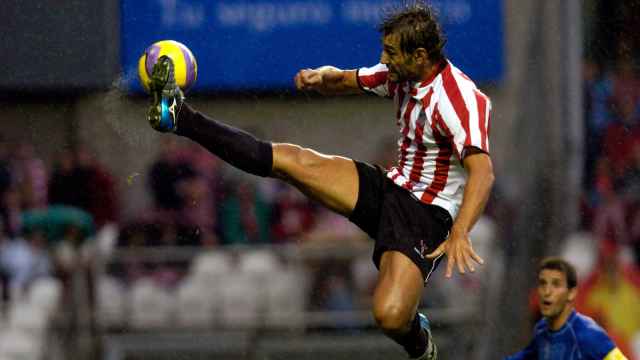 Urzaiz controla la pelota durante un encuentro con el Athletic Club en el antiguo San Mamés.