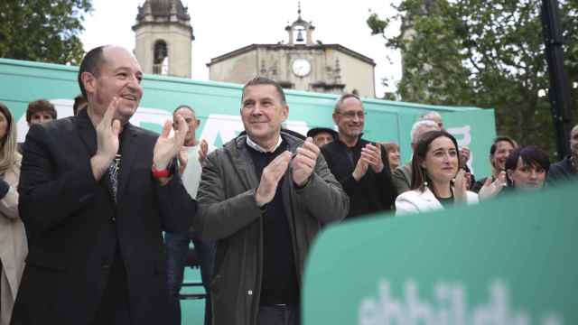 El coordinador de EH Bildu, Arnaldo Otegi, junto al candidato en las elecciones del 9-J, Pernando Barrena durante la apertura de campaña /