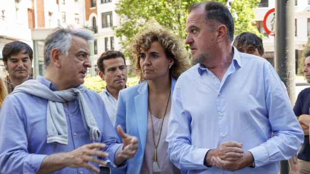 La cabeza de lista del PP a las elecciones europeas, Dolors Montserrat, junto al presidente del PP vasco, Javier De Andrés y el candidato para la europeas, Carlos Iturgai este sábado en Bilbao / Miguel Toña - EFE