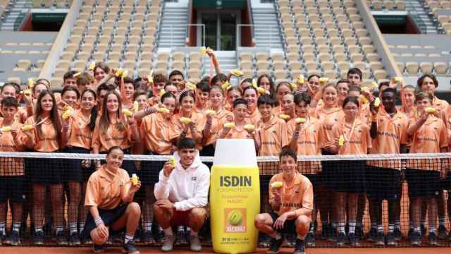 Carlos Alcaraz, con los jóvenes durante el encuentro