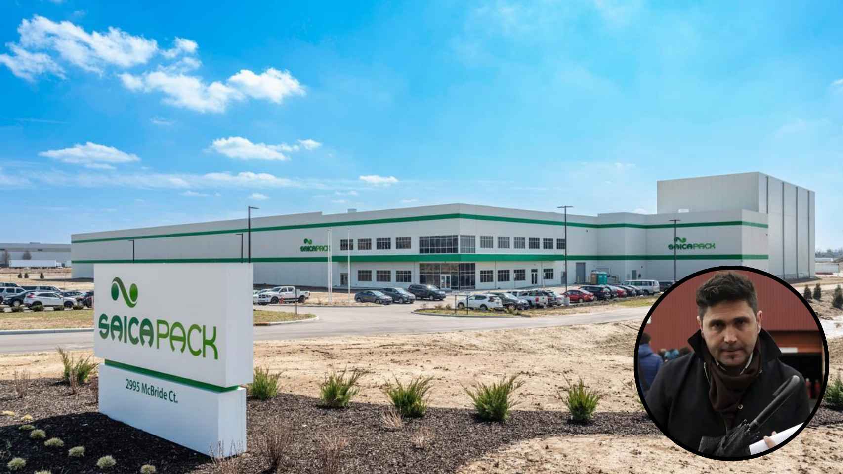 Una de las empresas del Grupo Saica, con el alcalde de Zumárraga, Mikel Serrano, en un segundo plano.