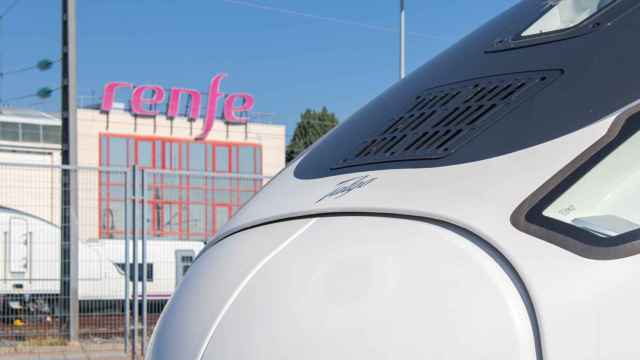 Un tren de Talgo frente a un edificio de Renfe
