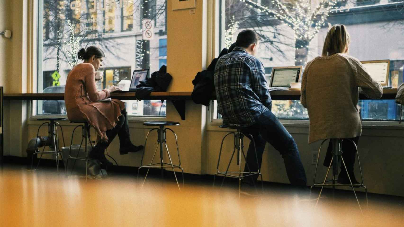Varias personas, durante una jornada de teletrabajo.