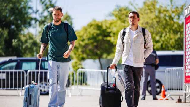 Mikel Oyarzabal y Álex Remiro, de la Real, llegan a la concentración de la Selección Española en Las Rozas.