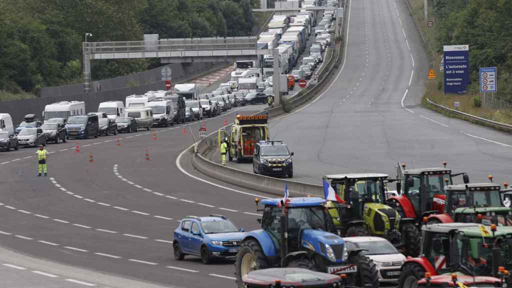 Decenas de tractores bloquean la frontera con Francia