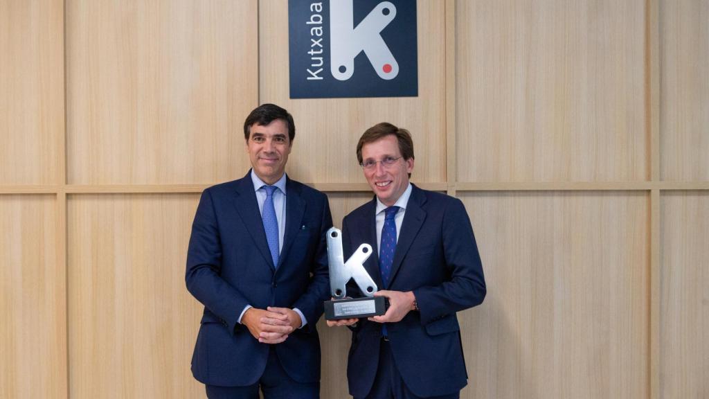 Antón Arriola en la presentación de la nueva sede de Kutxabank en Madrid con el alcalde José Luis Martínez-Almeida