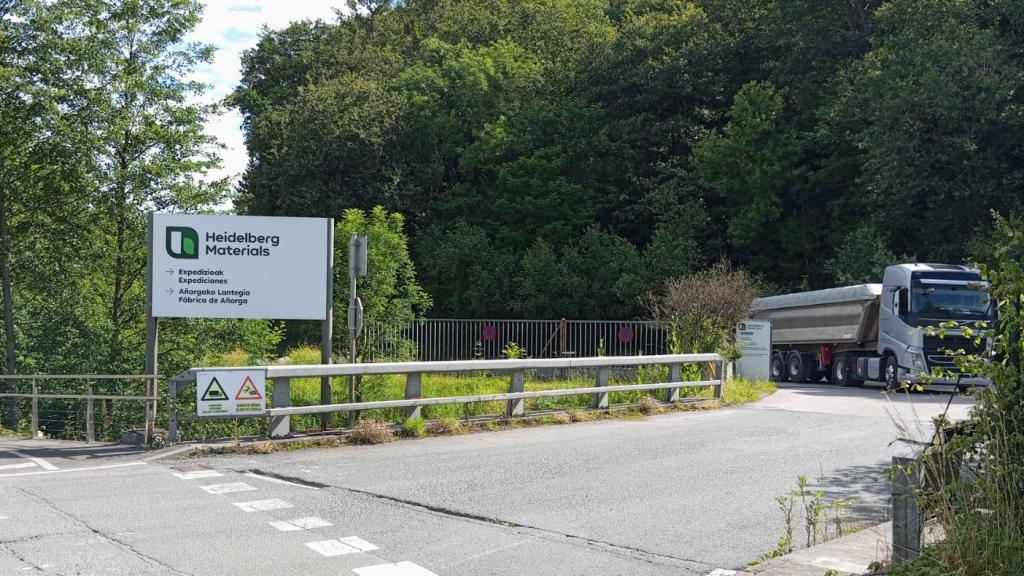 Entrada de Cementos Rezola.