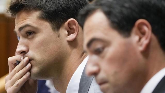 El portavoz del PNV en el Parlamento vasco, Joseba Díez Antxustegi, y el lehendakari, Imanol Pradales.
