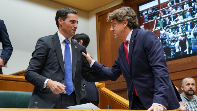 El lehendakari, Imanol Pradales, con el líder del PSE-EE, Eneko Andueza / EUROPA PRESS