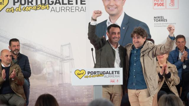 Mikel Torres y Eneko Andueza en un acto del PSE en Portugalete.