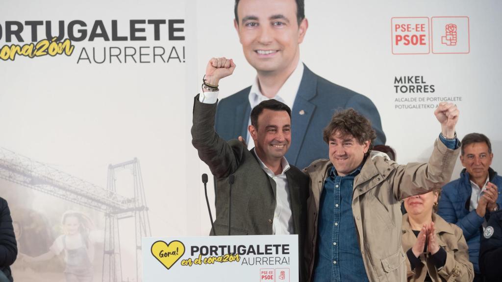 Mikel Torres y Eneko Andueza en un acto del PSE en Portugalete.